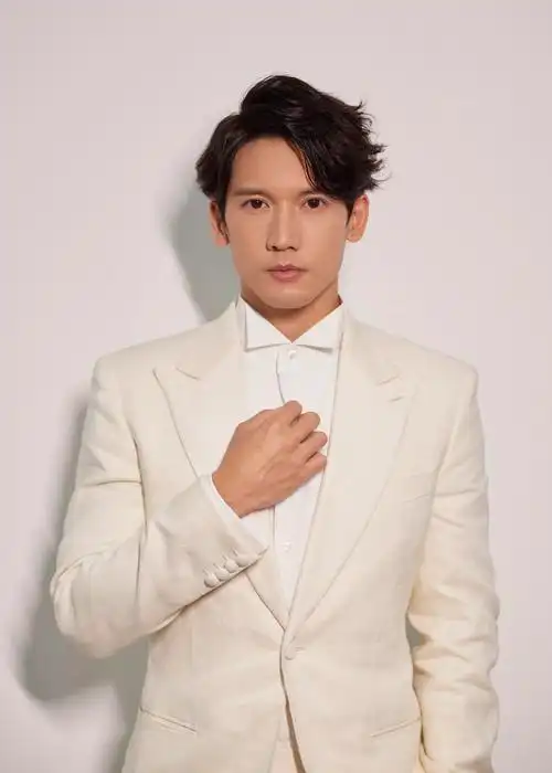 关智斌出席央视电影之歌音乐会与李谷一合唱我和我的祖国