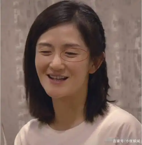 让我们近距离地看清了谢娜素颜的样子,太真实了,从照片上看去,谢娜