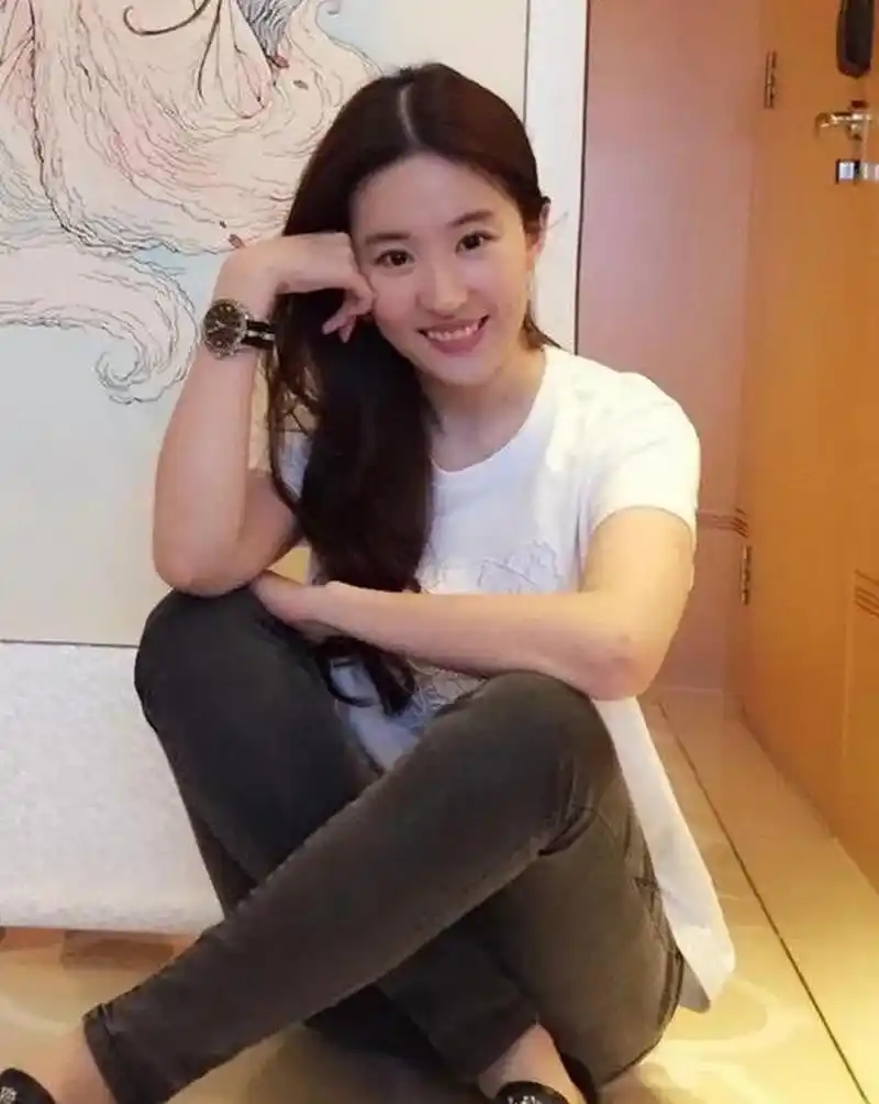 刘亦菲18岁骑自行车的一张照片,有没有一下把你带回自己的青春年代!