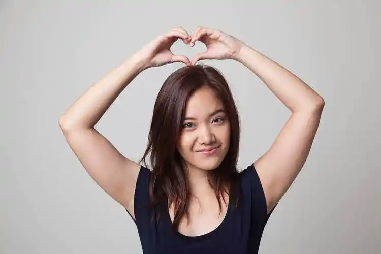 年轻,亚洲女性,手势,心形,灰色背景_高清图片_全景视觉