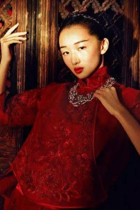 有一种自信叫周冬雨穿旗袍,虽然没有风情万种,却有独特温婉韵味