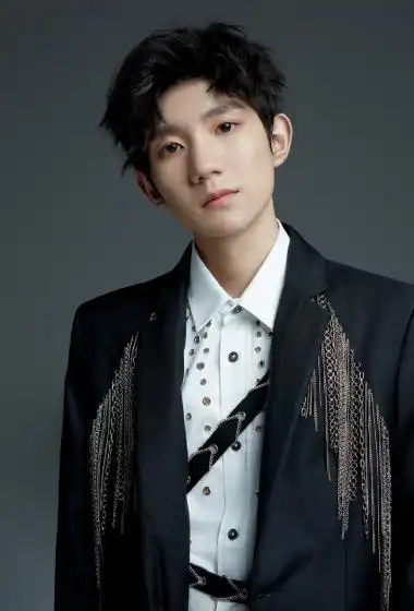 王源酷黑造型写真图片38