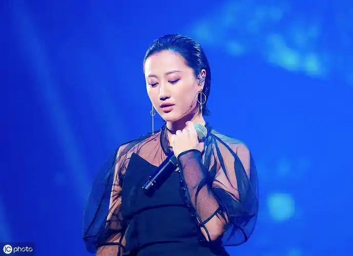 民谣歌手陈粒嗓音独特的美女