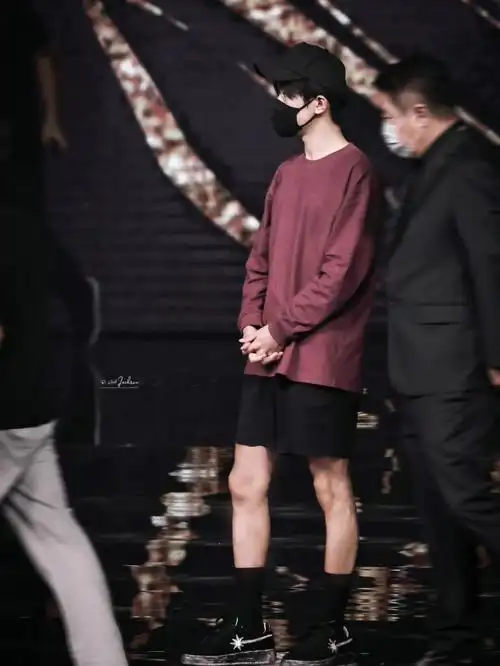 今天是穿短裤的易烊千玺