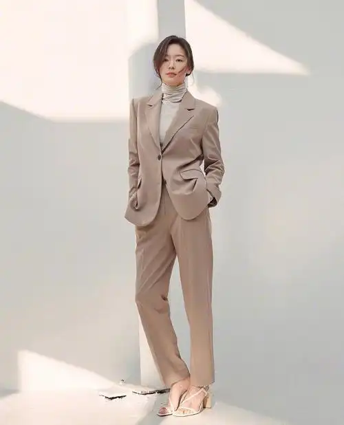 38岁全智贤曝「最新写真照穿搭」生2子身材依旧迷人 白衬衫牛仔裤