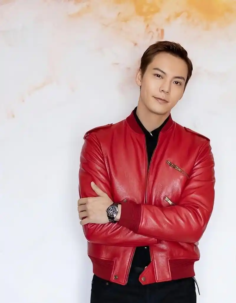 陈伟霆:爱情迷宫中的探险者 陈伟霆用"冒险"这个词来形容爱情,他是一