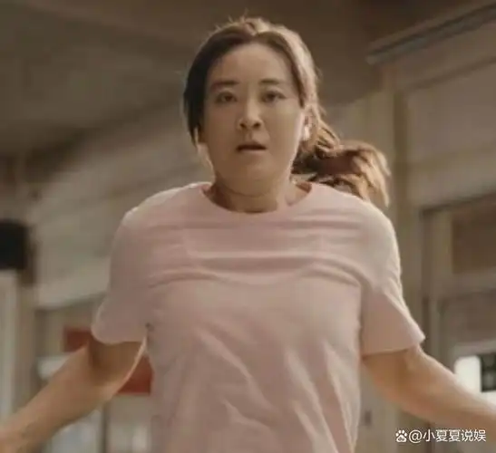 贾玲瘦100斤近照曝光亮点全在蛮腰上1小时浏览量超过600万