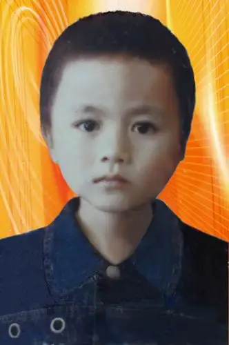 求人帮我把我小时候的照片弄清楚点 我照片有点潮了 我不会ps