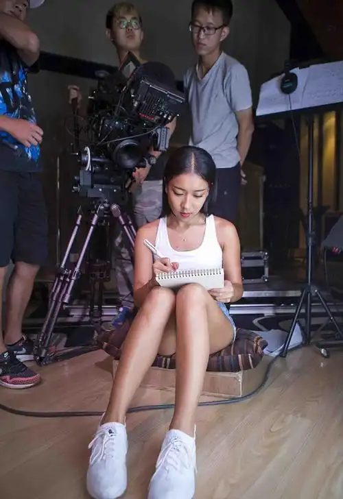 吉克隽逸表面卖惨,背地知三当三,虚伪面具下却隐藏狠毒心机