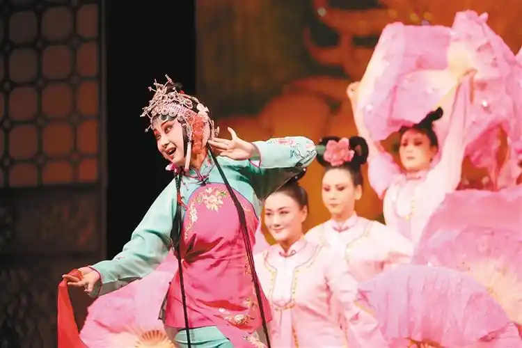 俗秀《别开生面》中,以独具特色的歌声衬托出民俗韵味十足的斑斓画面