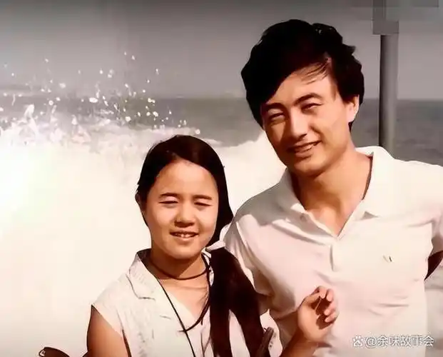 8月5日晒出"金龟子"刘纯燕与老公王宁合影.