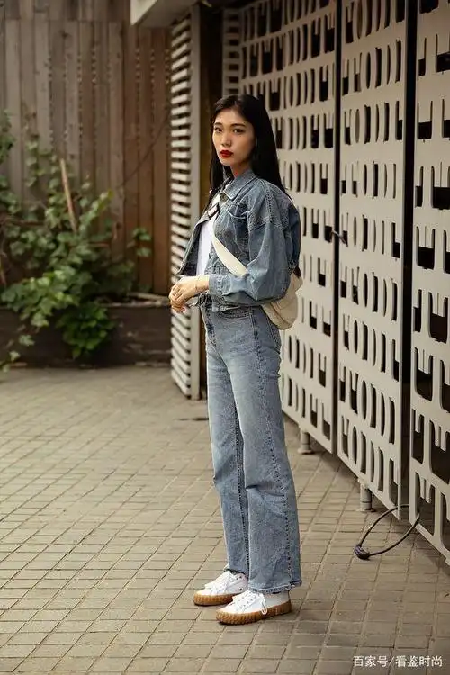 经典牛仔裤要怎样搭配简约又时髦?