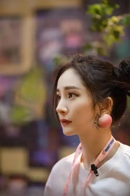 原创杨幂哪吒头造型俏皮可爱身材颜值惹人羡超大桃子耳环抢镜