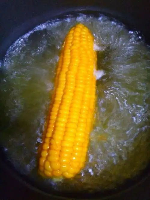 下面,就如何泡制挂钩嫩玉米,我们详细讲解下制作方法.