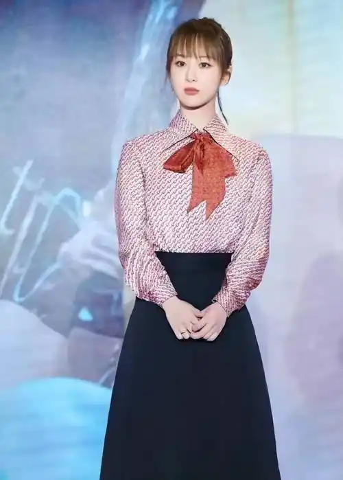 杨紫越来越惊艳了,穿格纹西装配牛仔裤,简约大方又显高级_外套_造型