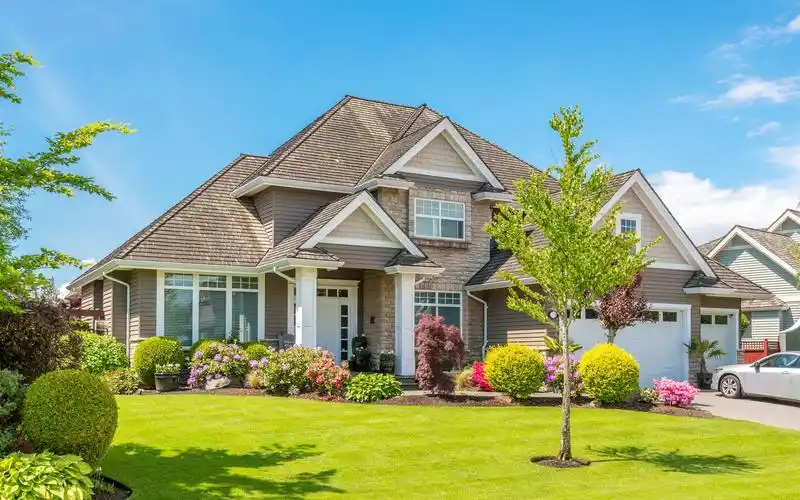 房子,豪宅,草坪,花,草,树木 壁纸 - 2560x1600