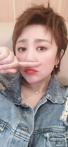 马丽求去蒜味方法语言幽默晒自拍扶额斗眼很搞怪