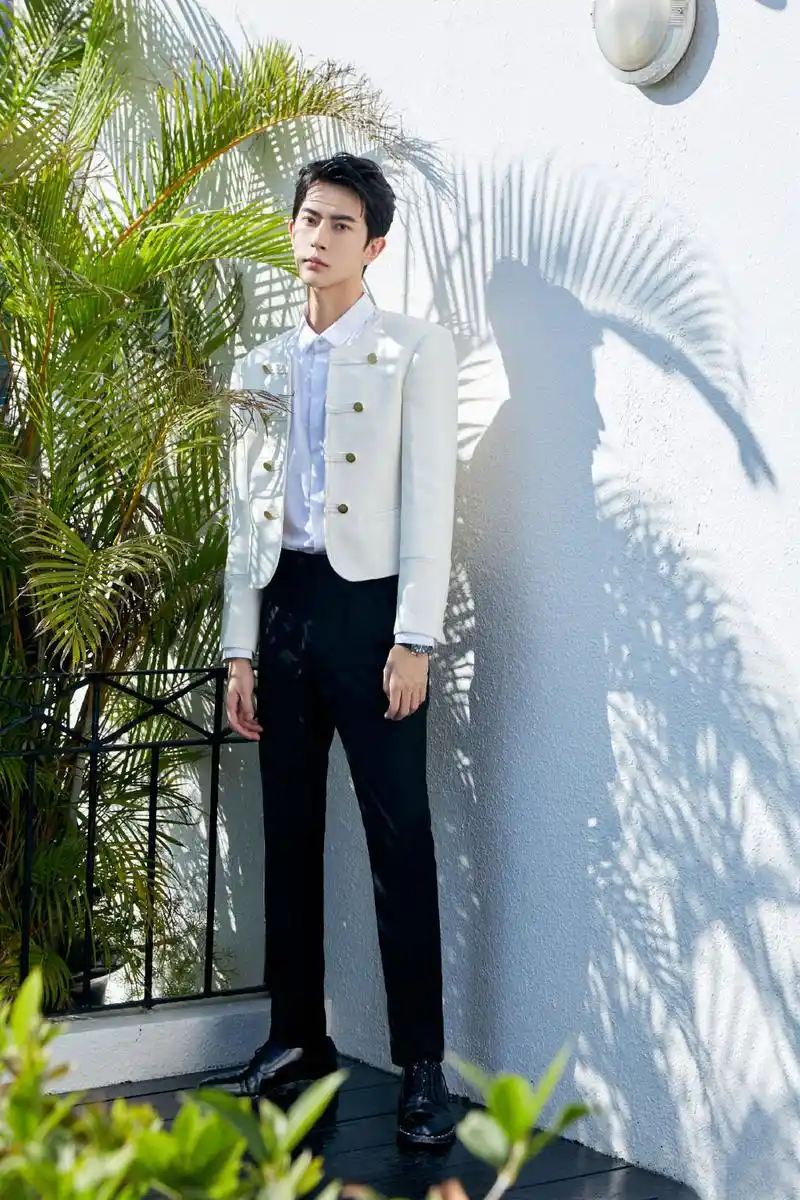 简介:于朦胧复古宫廷风夹克写真图片,分享一组于朦胧图片给大家,图中