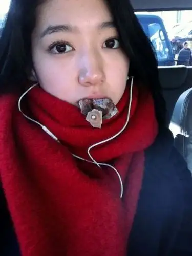 演员朴信惠通过超近焦距的自拍照片展示了自己的完美素颜.