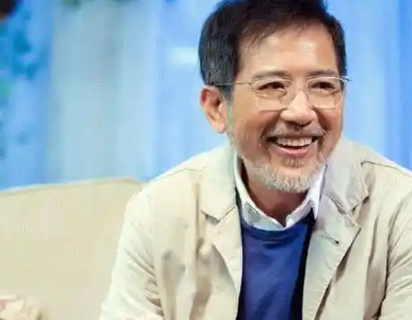 原创秦汉近况罕曝光3年没拍戏在家弄孙为乐3岁孙女像极了爷爷