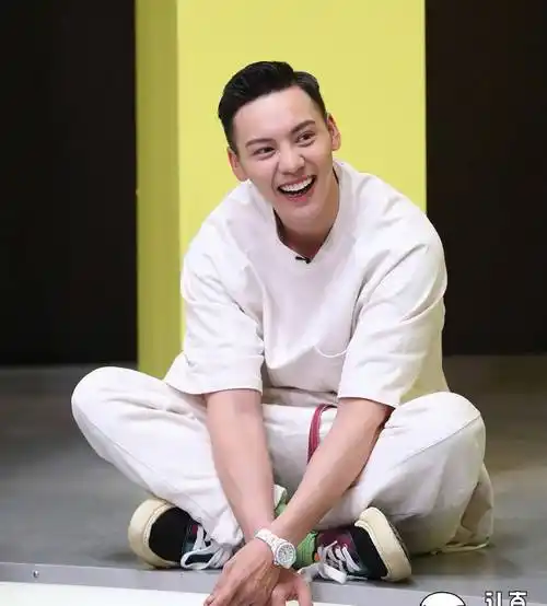 陈伟霆最新时尚大片,短发造型man到爆,硬朗帅气在线"撩"人_魅力_衬衫