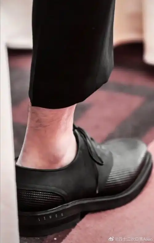 于是我快速的在wb搜索了"任嘉伦 腿毛",结果不出所料的出现了一堆我哥