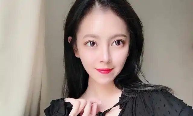 她是《长江七号》的野蛮富二代,女扮男装出演,现21岁后美出天际_黄蕾