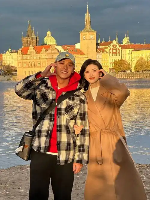 景甜和化妆师的合照