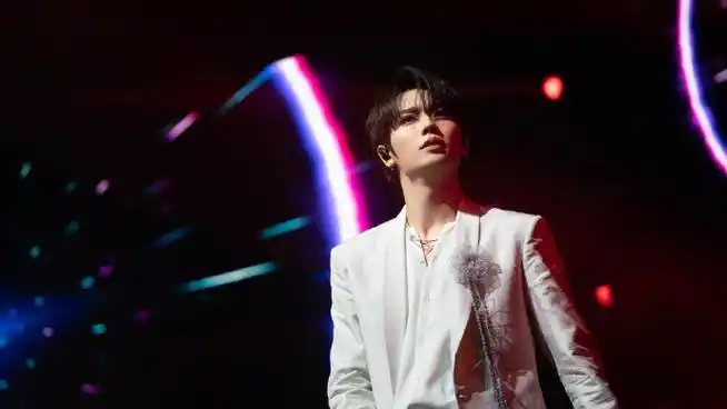 林彦俊白西装造型舞台剧照