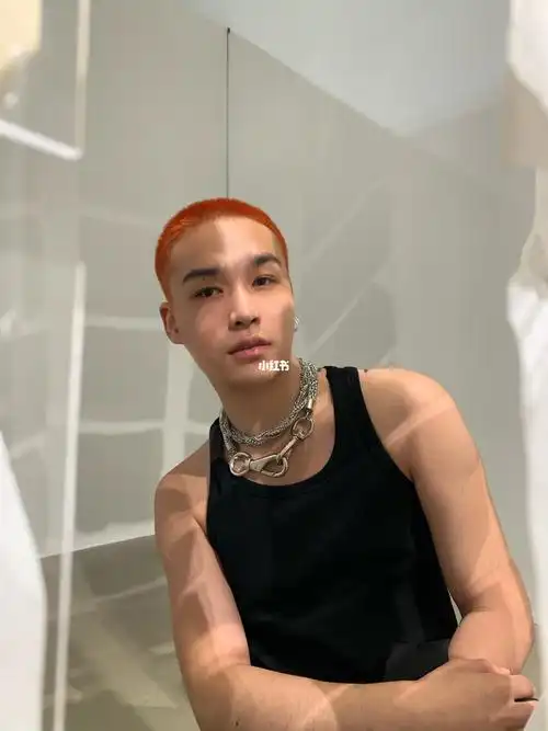 因为夏天快到了,换了干净的寸头,又染了92色的头发(其实比我想要的