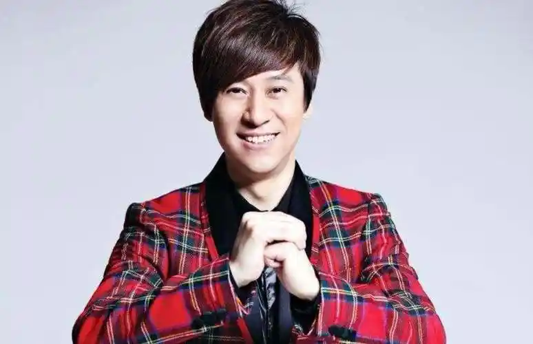 说到解晓东这个歌手,我其实有点纳闷为什么他会高票当选为四大歌王之