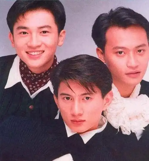 最近看了很多小虎队的老图,惊奇发现原来年轻的小乖才是正太的巅峰!