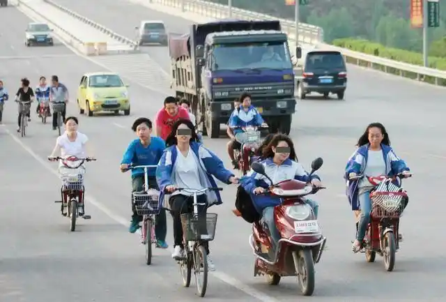 中学生骑电动车上学的危害