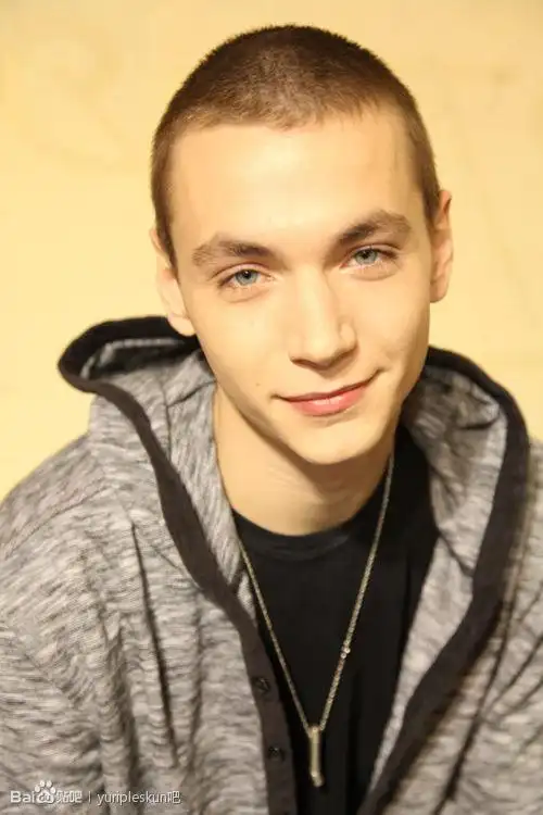 求这个外国平头型男的名字!找了好久了 有谁知道告诉我吧 万分感谢