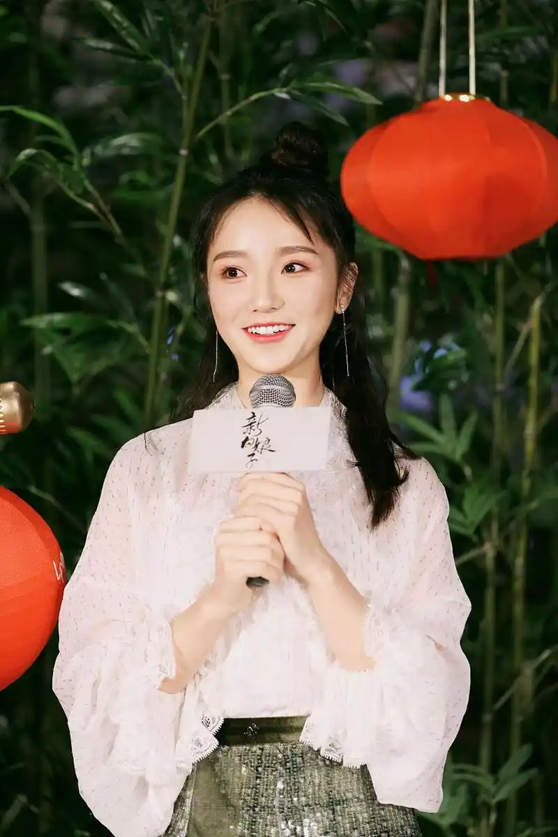 陈都灵,这位清新自然的美女,一直以来都以她的朴素淡