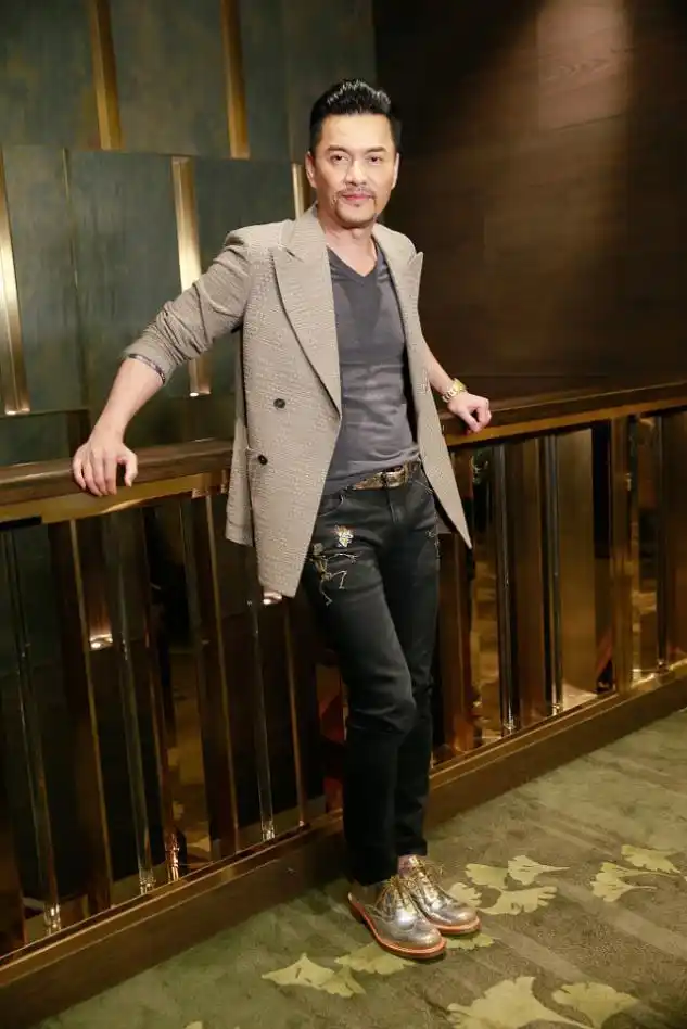 原创吕良伟暖心看望老人,帅气有型又有爱心,这状态哪像64岁!