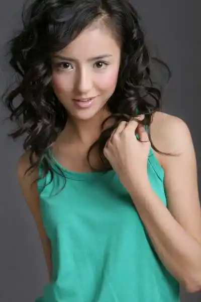 吊带配一头黑长直发佟丽娅出道早期的一组照片青春靓丽