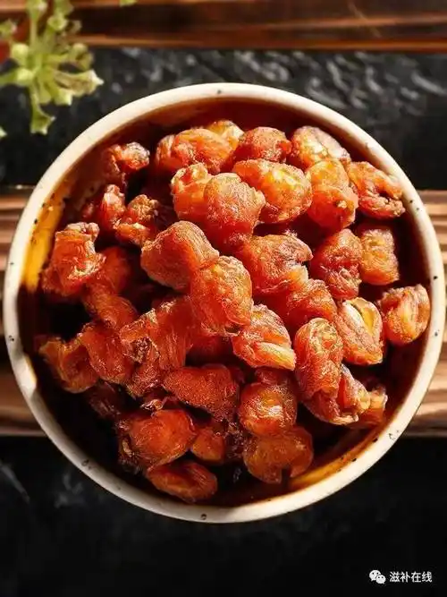 桂圆的药用主要是其果肉,鲜桂圆果肉呈乳白色,半透明,味甜如蜜,干后果