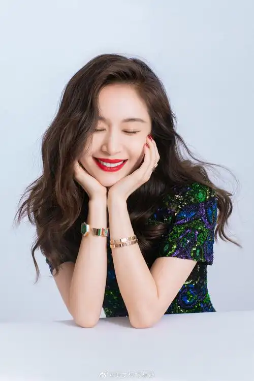 王子文卷发红唇热烈迷人