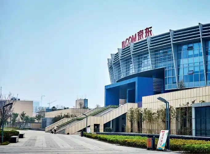 京东全国客服中心2009年设立在宿迁,但是一开始没多少人知道刘强东