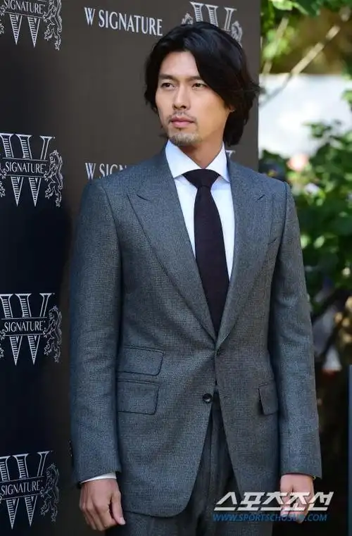 玄彬出席品牌活动长发飘逸绅士魅力爆表