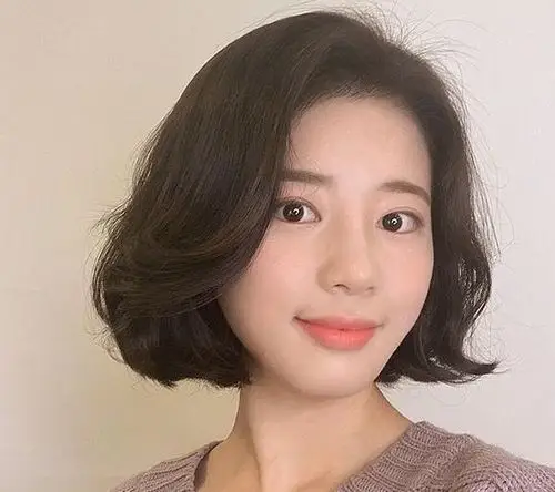 今年流行波波头烫个卷,减龄又小颜