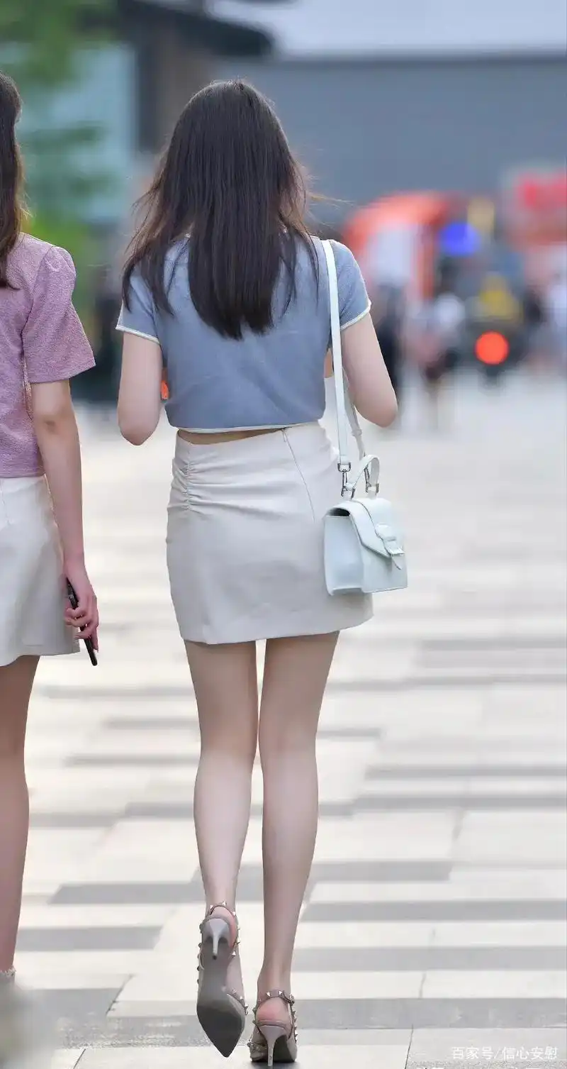 街拍白色连衣裙美女