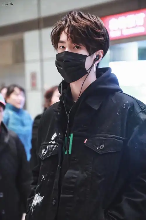 uniq王一博# 机场照 cr:logo