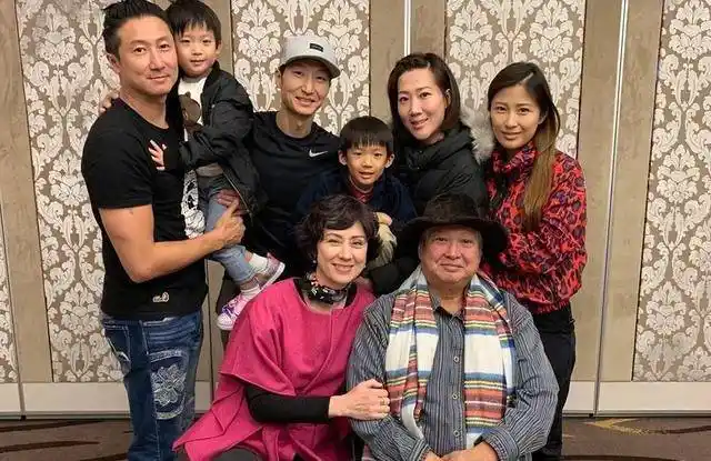 68岁洪金宝亲自下厨招待老友,合影留念时,全家福曝光了_谭咏麟_兄弟