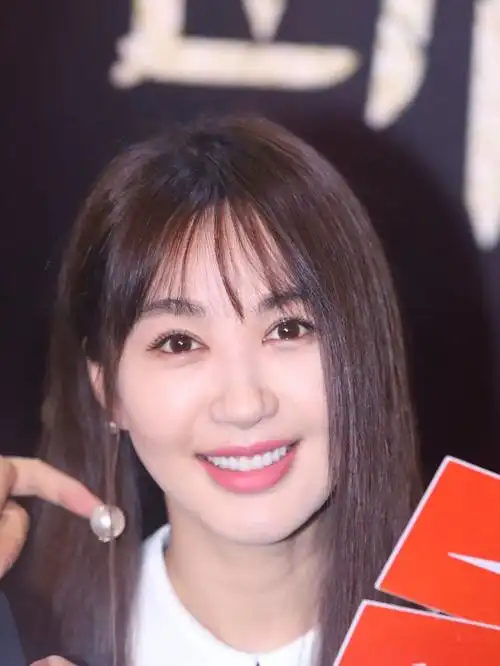 图一的裙子亮相的李菲儿,真的"不舍眨眼了"