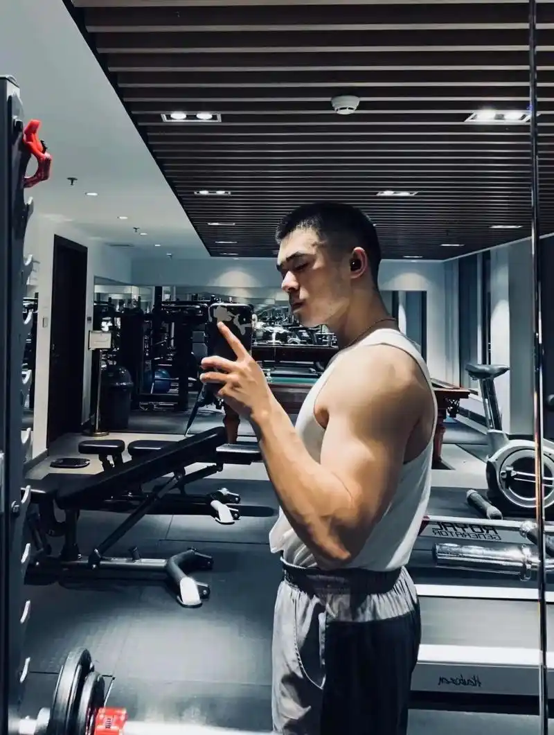 憨直寸头肌肉帅哥,这麒麟臂绝了!