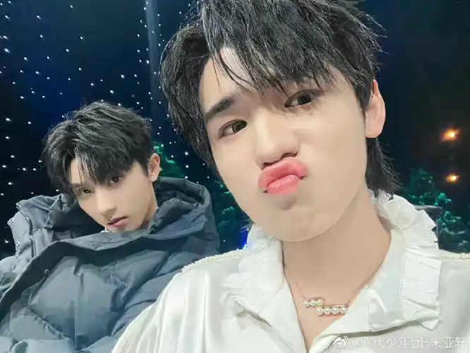 宋亚轩分享合照为马嘉祺庆生##宋亚轩说马嘉祺的新歌好听