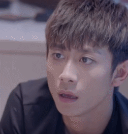 张一山坐地上惊讶逗比gif动图_动态图_表情包下载_soogif