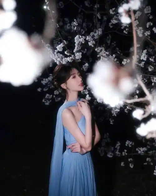 毛晓彤微博之夜蓝色礼服性感写真_美得_网友_同时又